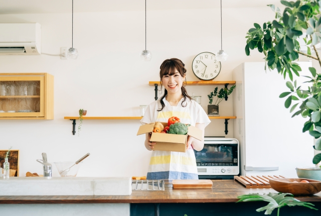 野菜を持つ女性